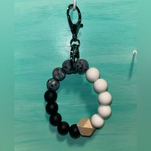 Silicone bead keychain with stretchy band.